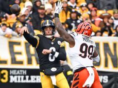 Aaron Rodgers esce dalla partita Steelers-Bengals con un infortunio preoccupante