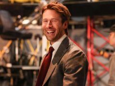 Glenn Powell prende di mira il suo autista UPS per il suo debutto