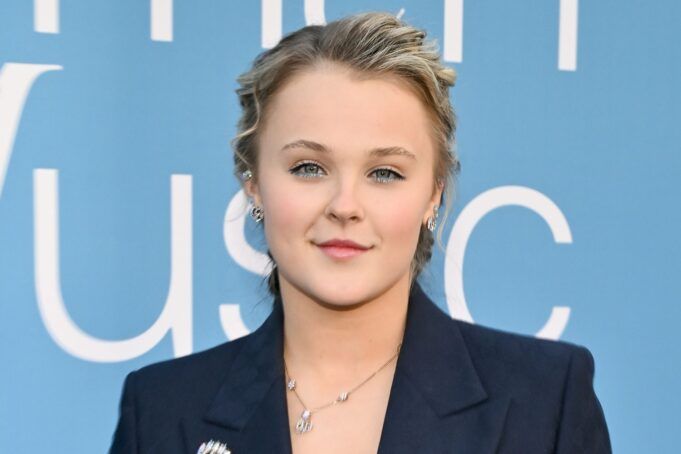 JoJo-Siwa-health-updated-113025-2-c66372aef59146eeb04e7ddb42d722ce.jpg