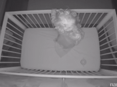 Il bambino si sveglia di notte canticchiando quello che dice sulla baby cam