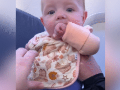 A metà pomeriggio, i genitori sono costretti a improvvisare dopo che il bambino ha avuto un “blow out” sull’aereo