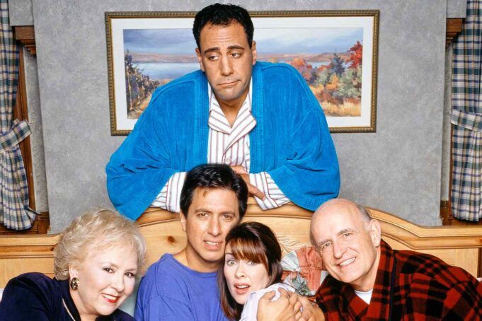 everybody-loves-raymond-Doris-Roberts-Ray-Romano-Patricia-Heaton-Peter-Boyle-Brad-Garrett-112125-19de2bb0eed74c2ba4d2f3fd9ea97f45.jpg