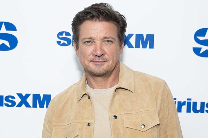 jeremy-renner-siriusxm-2025-110825-ce0a18f99c364e02b8ad3f61a99a2380.jpg