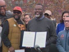 Il sindaco di Chicago firma un ordine esecutivo per aumentare gli aiuti alimentari