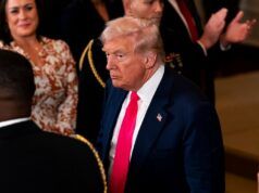 Trump confonde il suo messaggio populista, preoccupa i sostenitori