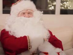 La stella della Premier League sembra irriconoscibile mentre si traveste da Babbo Natale per sorprendere i bambini