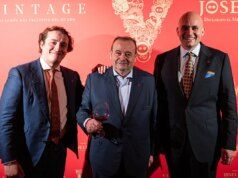 Lacrime davanti al prosciutto più antico del mondo: "Questa è la cosa migliore che abbia mai tagliato in vita mia."