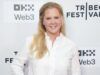 Amy Schumer indossa bikini e body SKIMS dopo aver perso peso