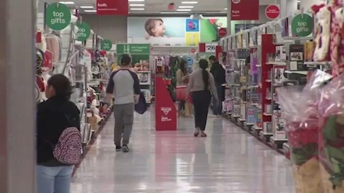18313293_XmasEveShoppers.jpg