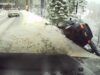 Il video mostra un’auto che quasi cade da un dirupo vicino al lago Tahoe a Natale