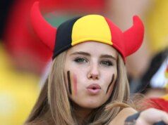 La “tifosa più sexy” dei Mondiali vince un contratto da modella dopo che la telecamera la ha avvistata tra la folla