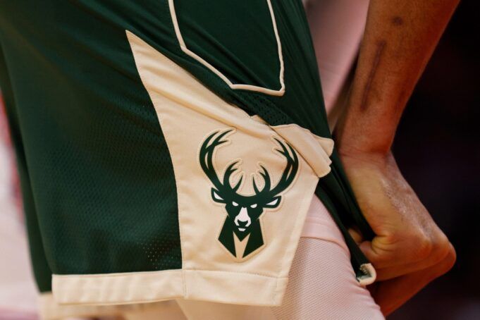 2471567-milwaukee-bucks-logo.jpg