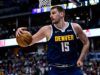 Nikola Jokic dei Nuggets cade a causa di un infortunio contro i Miami Heat