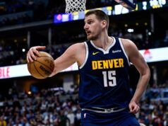 Nikola Jokic dei Nuggets cade a causa di un infortunio contro i Miami Heat