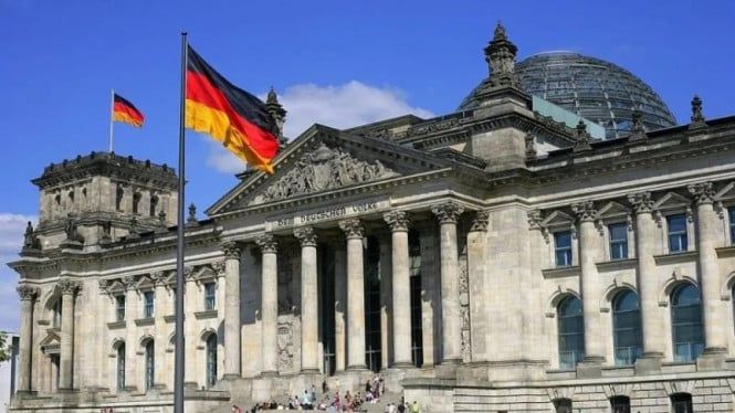 63cf6ab200959-ilustrasi-bendera-jerman-terlihat-di-depan-gedung-reichstag-di-berlin-jerman_665_374.jpg