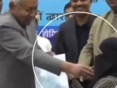 Il primo ministro indiano del Bihar, Nitish Kumar, è stato pesantemente criticato dopo che un video in cui tirava il velo da medico è diventato virale sui social media