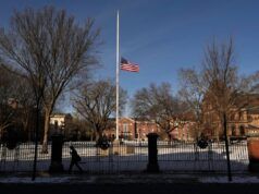 Oggi è stato ordinato alle bandiere di 6 stati americani di sventolare a mezz’asta