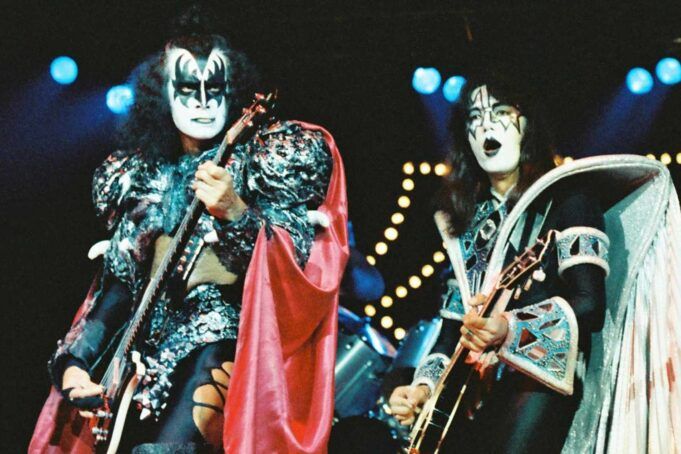 Gene-Simmons-Ace-Frehley-Kiss-120825-cc71c58a641f417585076cbfb235503f.jpg