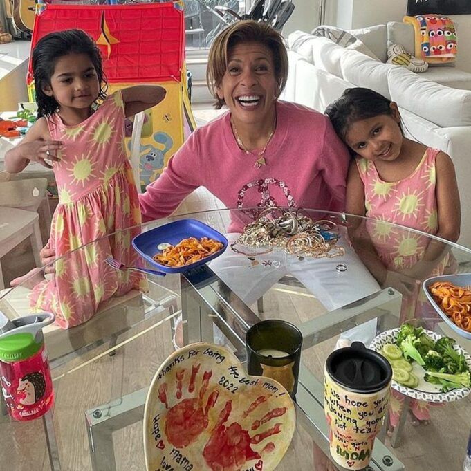 rs_1200x1200-230413121552-Hoda-Kotb-and-daughters-2.jpg