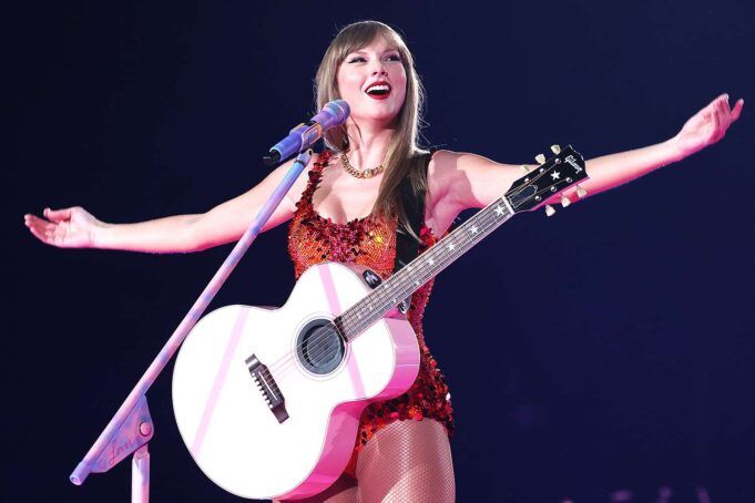 taylor-swift-eras-tout-2-050924-939e9a2df3124414be3e86fbcddf2124.jpg