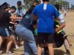 L’arbitro l’ha aggredita e trascinata per i capelli mentre il calciatore infortunato cercava di salvarla