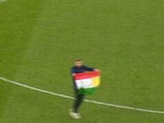 La partita di Champions League del Manchester City è stata interrotta mentre i manifestanti hanno preso d’assalto il campo dell’Etihad