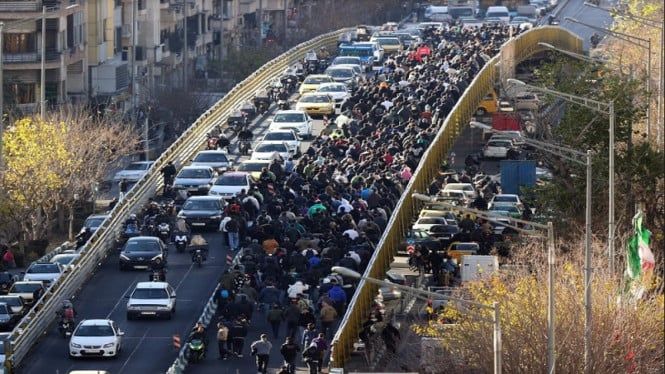 1768044848_69574642ba276-aksi-massa-longmarch-protes-krisis-ekonomi-di-teheran-iran_665_374.jpg