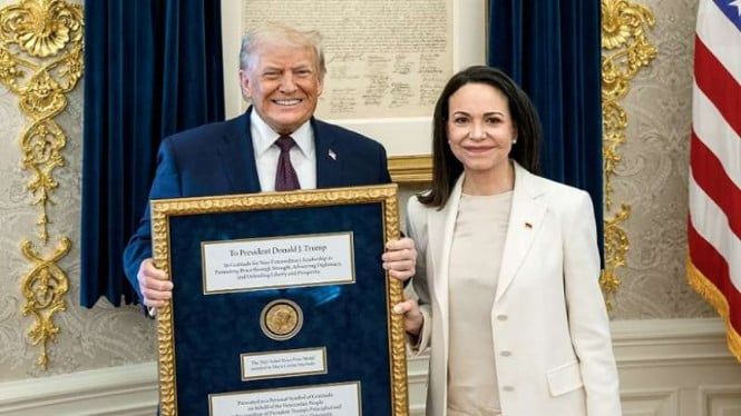1768624627_696af1886adeb-pemimpin-oposisi-venezuela-maria-machado-serahkan-nobel-perdamaian-ke-trump_665_374.jpg