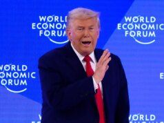 "Sto aspettando il re": Trump governa Davos