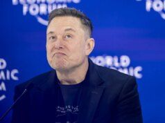 Tesla ha ridotto i profitti del 46% nel 2025 con ricavi in calo