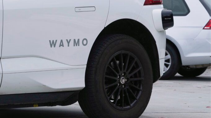 18333558_123025-kgo-ap-waymo-generic-img.jpg