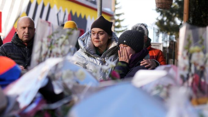 18341507_010226-cc-ap-swiss-nye-fire-mourners-img.jpg