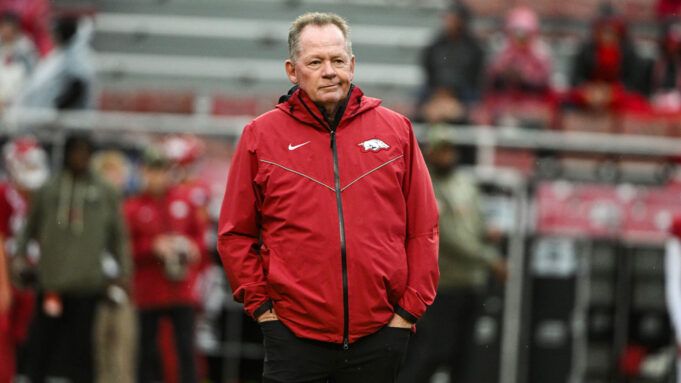 18382197_bobby-petrino-kansas-ap-img.jpg