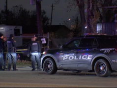 Invasione domestica a Houston, Texas: la polizia dice che una donna sulla settantina è stata uccisa a colpi di arma da fuoco durante una sparatoria con sospetti a Lockwood vicino a Cavalcade