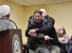 L’FBI conduce un’indagine dopo che un uomo ha accusato il rappresentante Ilhan Omar durante il municipio: Polizia