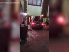Un’auto si schianta contro la sede della Chabad a New York City, danneggiando le porte