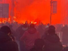 Gli ultras del Galatasaray paralizzano il centro di Manchester mentre “esplodono razzi”