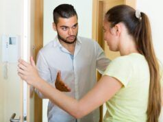 La telecamera del campanello di una donna cattura un momento “terrificante” con uno sconosciuto: “istinto di sopravvivenza”