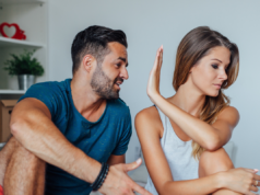 Un ragazzo va in vacanza con la fidanzata – non è preparato al motivo per cui riceve la “spalla fredda”