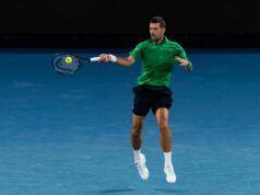Novak Djokovic raggiunge le semifinali dell’Australian Open mentre Lorenzo Musetti si ritira