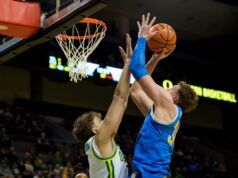 L’UCLA vince contro l’Oregon in crisi e a corto di personale