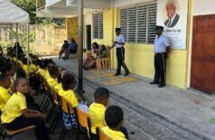 La polizia ha visitato la scuola elementare Kelleb John Laurent e ha interagito con gli studenti sulla violenza giovanile
