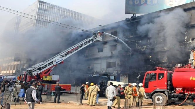 696f31ceb57cc-kebakaran-mal-di-karachi-pakistan_665_374.jpg