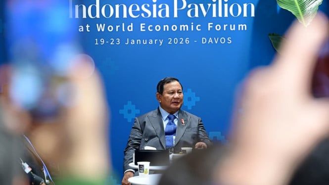 697276f5cd35e-presiden-ri-prabowo-subianto-menyambangi-paviliun-indonesia-di-davos-swiss_665_374.jpg