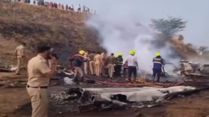 6979f1b51dbc0-pesawat-yang-ditumpangi-wakil-menteri-india-jatuh-di-baramati_665_374.jpg