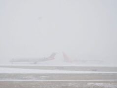 Gli aeroporti sono stati i più colpiti poiché oltre 10.200 voli sono stati cancellati a causa della tempesta invernale