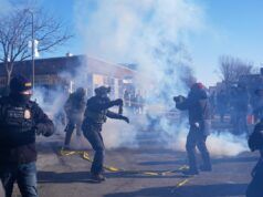 I legislatori hanno esortato i democratici al Senato a bloccare i finanziamenti al DHS dopo la sparatoria mortale