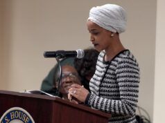 Donald Trump reagisce all’attacco a Ilhan Omar: “Probabilmente si è spruzzato lo spray”