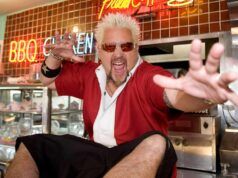 Guy Fieri debutta con un nuovo look nel giorno del 58esimo compleanno: “Solo un ragazzo”