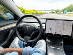 Tesla elimina il pilota automatico e blocca il mantenimento della corsia dietro una tariffa di 99 dollari al mese